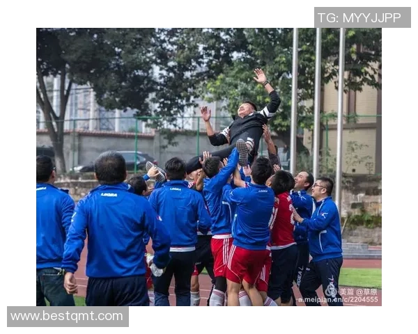 重庆足球队在邀请赛中的比赛经验与表现深度分析